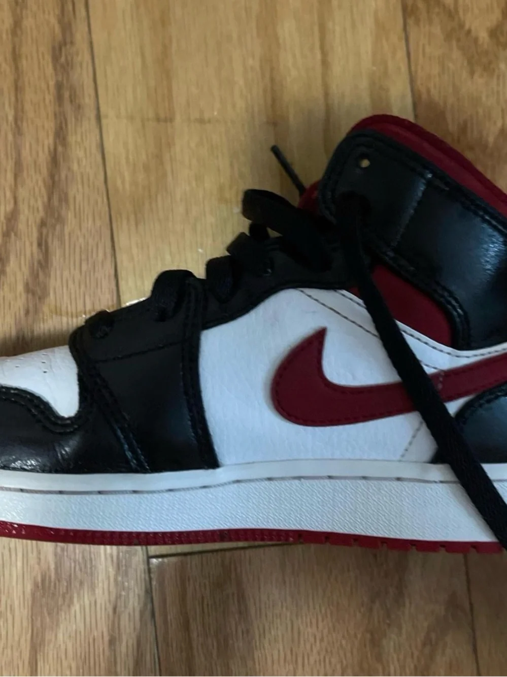 Nike Kids Low-Top Sneakers in White, Black and Red